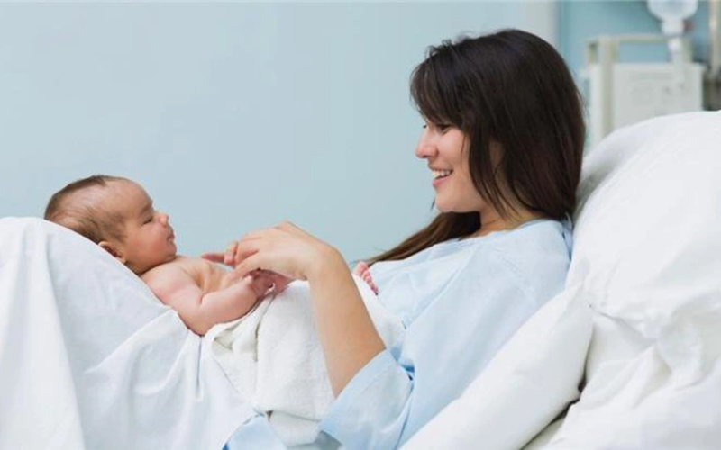 Nghỉ ngơi đủ giấc để tăng cường khả năng sản xuất sữa mẹ