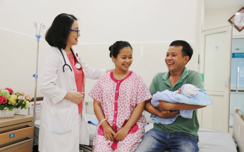 Sau khi về nhà, bác sĩ thường sẽ kê đơn thuốc kháng sinh và thuốc giảm đau để giúp mẹ giảm bớt khó chịu ở vết khâu tầng sinh môn (đối với sinh thường) hoặc vết mổ (đối với sinh mổ)