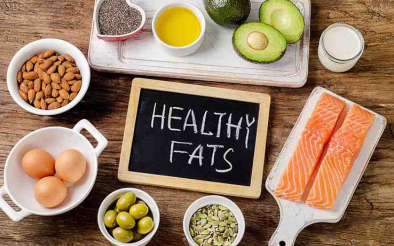 Chất béo lành mạnh, đặc biệt là omega-3 và omega-6, có vai trò quan trọng trong việc phát triển não bộ và thị giác của thai nhi