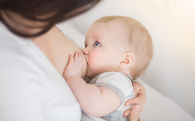 Các mẹ thiếu sữa sau sinh có thể cho bé bú nhờ người khác
