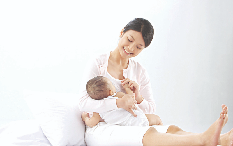 Sữa mẹ là sữa tốt nhất cho trẻ sơ sinh nên các mẹ hãy tích cực cho bé uống, ít nhất là trong 6 tháng đầu sau sinh