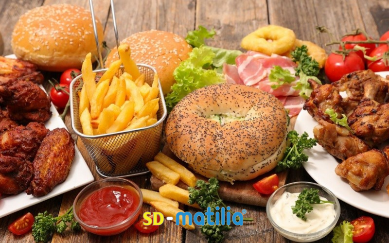 Mẹ bầu nên tránh các loại thực phẩm không tốt cho thai kỳ như thức ăn sống và chế biến sẵn