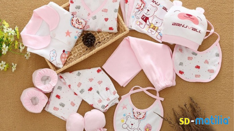 Bé rất nhanh lớn, do đó mẹ không nên mua quá nhiều đồ để tránh lãng phí