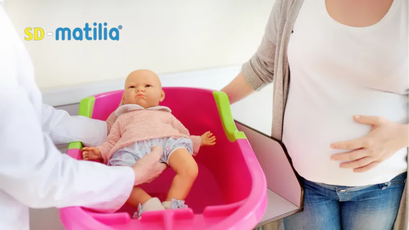 Mang thai lần đầu: Các bà mẹ học cách chăm sóc em bé tại lớp tiền sản